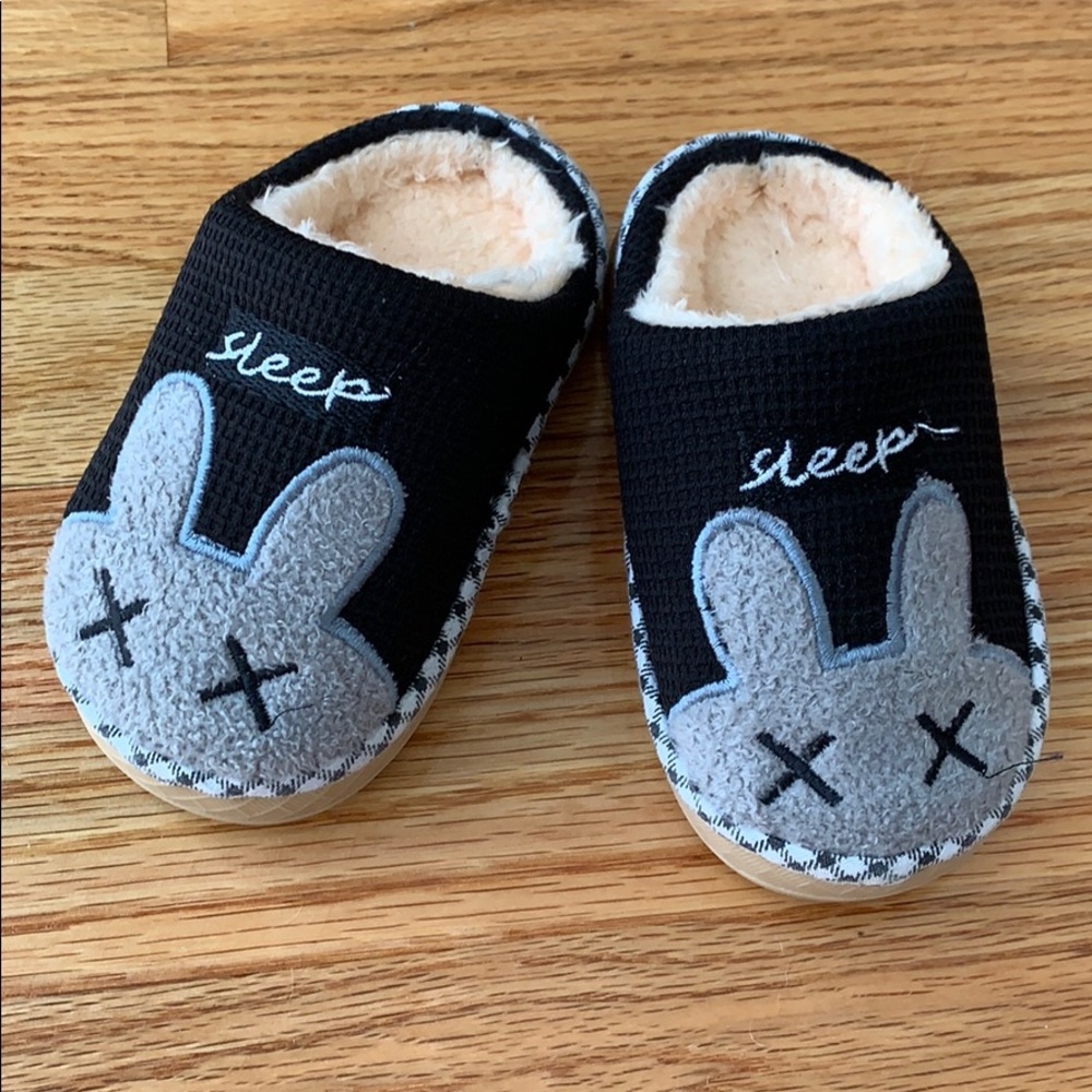 Toddler slippers size 6 US